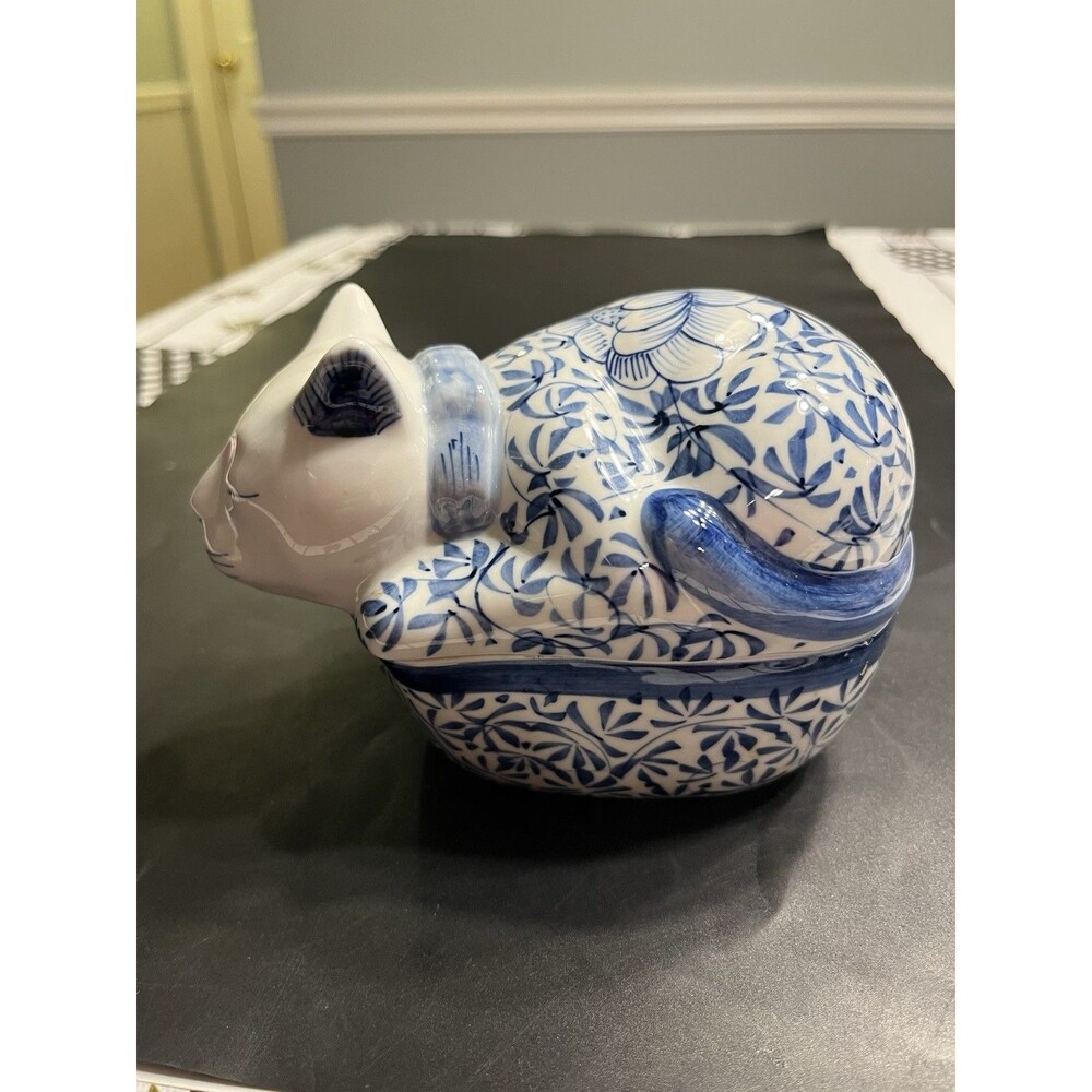 Gump’s Chinoiserie Blue White Sleeping Cat Lidded Porcelain Trinket Box Thailand